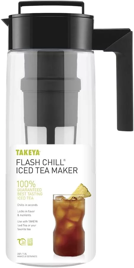 ماكينة صنع الشاي المثلج من Takeya Flash Chill تتميز بمصفاة سوداء أنيقة وجسم شفاف ورسومات شاي جذابة على الملصق. مثالية لعشاق الشاي الذين يتطلعون إلى الاستمتاع بمشروب منعش.