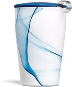 نص بديل:فنجان شاي سيراميكي أبيض أنيق يتميز بتصميم متموج باللون الأزرق، وحافة زرقاء رقيقة، وخطاف معدني مريح على الجانب، مثالي للاستمتاع بأنواع مختلفة من الشاي.