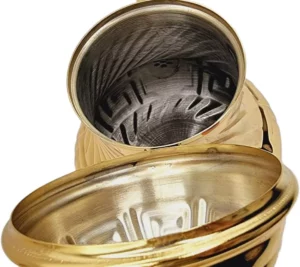 كؤوس معدنية ذهبية وفضية رائعة ذات أنماط محفورة معقدة، متداخلة معًا، مثالية للاستمتاع بأنواع مختلفة من الشاي.