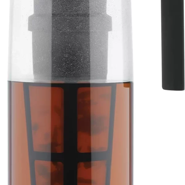 إبريق زجاجي شفاف بغطاء ومقبض أسود، مملوء بالشاي الغني الداكن. يوجد داخل الإبريق فلتر شبكي، مثالي لتخمير أوراق الشاي السائبة المفضلة لديك.