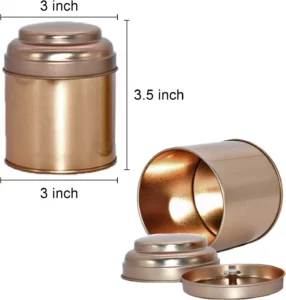 إليك بديلاً قد يكون مناسبًا لمدونة عن الشاي:

"علبتان معدنيتان أسطوانيتان صغيرتان بلون النحاس، إحداهما قائمة والأخرى مستلقية مع إزالة الغطاء، تستخدم لتخزين أنواع مختلفة من الشاي. الأبعاد معروضة."