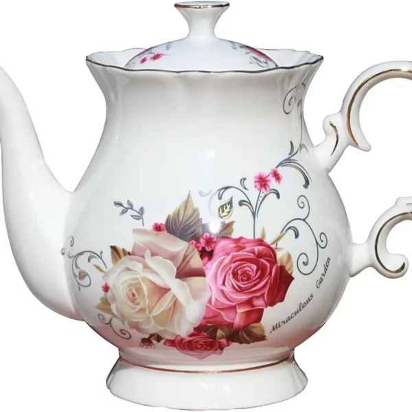 نص بديل: إبريق شاي أبيض أنيق مزين بورود وردية وبيضاء ومقبض متقن التصميم، مثالي لتقديم الشاي. إضافة مثالية لمدونة محبي الشاي.