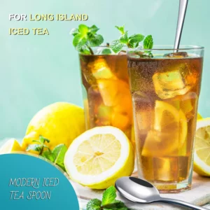 كوبان من الشاي المثلج المنعش مزينان بشرائح الليمون وأوراق النعناع، محاطان بالليمون الطازج. نص التراكب يقول "لشاي لونغ آيلاند المثلج" و"ملعقة الشاي المثلج الحديثة". استمتع بتجربة الشاي المبهجة هذه على مدونة الشاي الخاصة بنا.