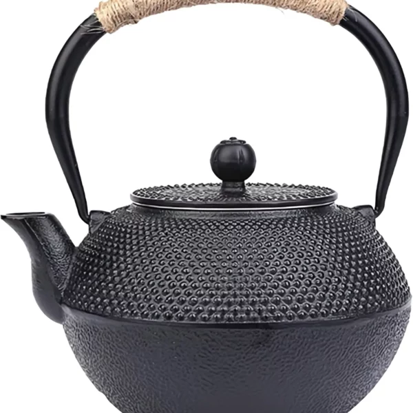 إبريق شاي أسود من الحديد الزهر بسطح مزخرف، مثالي لتحضير أنواع مختلفة من الشاي. يتميز بفوهة منحنية بشكل أنيق ومقبض ملفوف بحبل الجوت، يمزج بين الجماليات التقليدية والوظائف الحديثة.