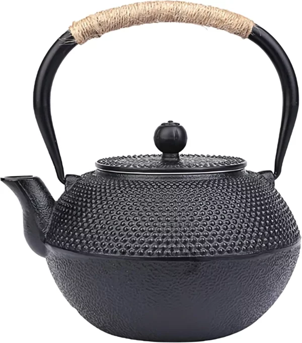 إبريق شاي أسود من الحديد الزهر بسطح مزخرف، مثالي لتحضير أنواع مختلفة من الشاي. يتميز بفوهة منحنية بشكل أنيق ومقبض ملفوف بحبل الجوت، يمزج بين الجماليات التقليدية والوظائف الحديثة.