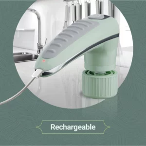توجد أداة تنظيف كهربائية قابلة لإعادة الشحن، مع سلك شحن متصل بها، على سطح طاولة المطبخ. هذه الأداة العملية مثالية للتنظيف بعد تحضير أنواع مختلفة من الشاي.