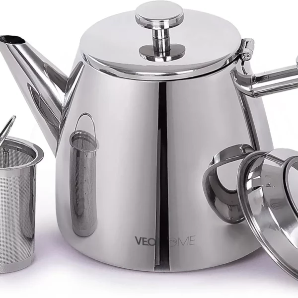 إبريق شاي من الفولاذ المقاوم للصدأ مع مصفاة قابلة للإزالة وغطاء مفتوح، مثالي لتخمير أنواع مختلفة من الشاي، على خلفية بيضاء.