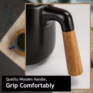 صورة مقربة لإبريق شاي أسود أنيق بمقبض خشبي مريح. يسلط النص الموجود في الأعلى الضوء على "مقبض خشبي عالي الجودة، مريح في الإمساك". مثالي لتخمير مجموعة متنوعة من أنواع الشاي. مثالي لعشاق الشاي وخبراءه على موقع الويب الخاص بمدونتنا.