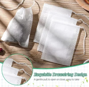 أربع حقائب شبكية بيضاء برباط على سطح خشبي مع نص مكتوب عليه: "تصميم رائع برباط، مثالي لأنواع الشاي". مثالية لمدونة تركز على الشاي.