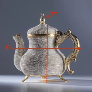 نص بديل:إبريق شاي أنيق من الفضة مقاس 8 بوصات بتصميمات ذهبية معقدة، مثالي لتقديم الشاي واكتشاف أنواع مختلفة من الشاي.